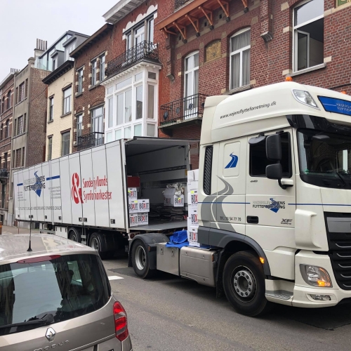 Flyttelastbil parkeret på gaden i udlandet under en international flytning. Professionel håndtering af flytning til udlandet.