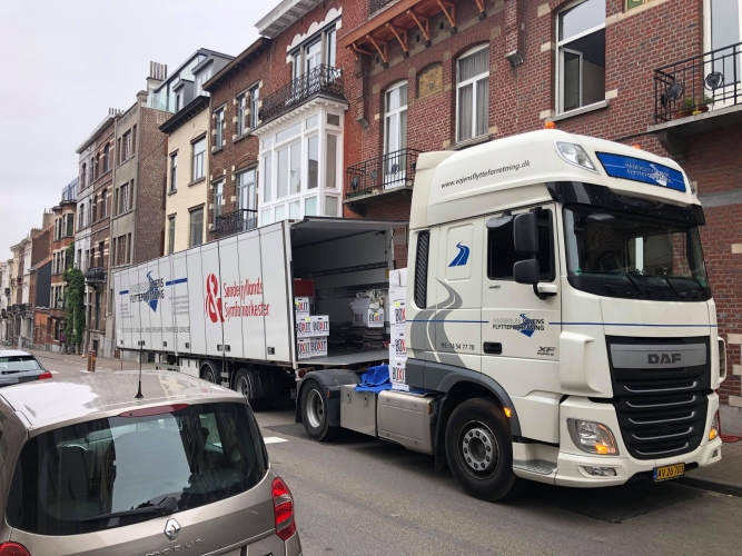 Flyttelastbil parkeret på gaden i udlandet under en international flytning. Professionel håndtering af flytning til udlandet. 